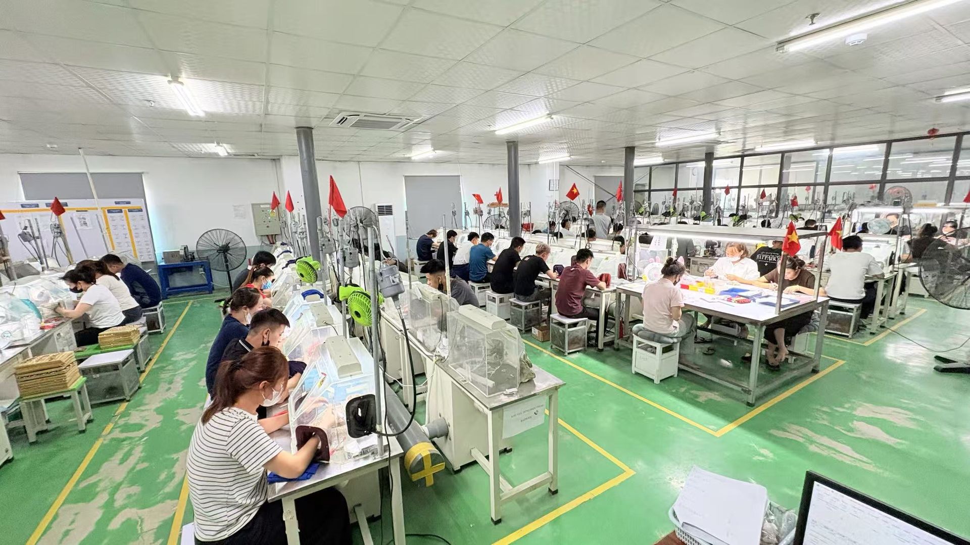 title="Línea de producción de JINYI Jewelry con personal especializado en China para pedidos B2B de joyería de oro" alt="Línea de producción de JINYI Jewelry con trabajadores calificados en una fábrica en China para pedidos B2B de joyería de oro"
