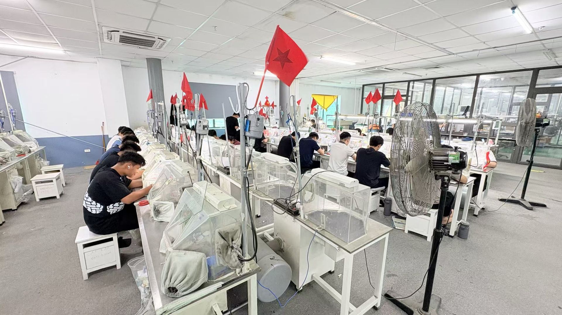 title="Línea de producción de JINYI Jewelry con personal especializado en China para pedidos B2B de joyería de oro" alt="Línea de producción de JINYI Jewelry con trabajadores calificados en una fábrica en China para pedidos B2B de joyería de oro"