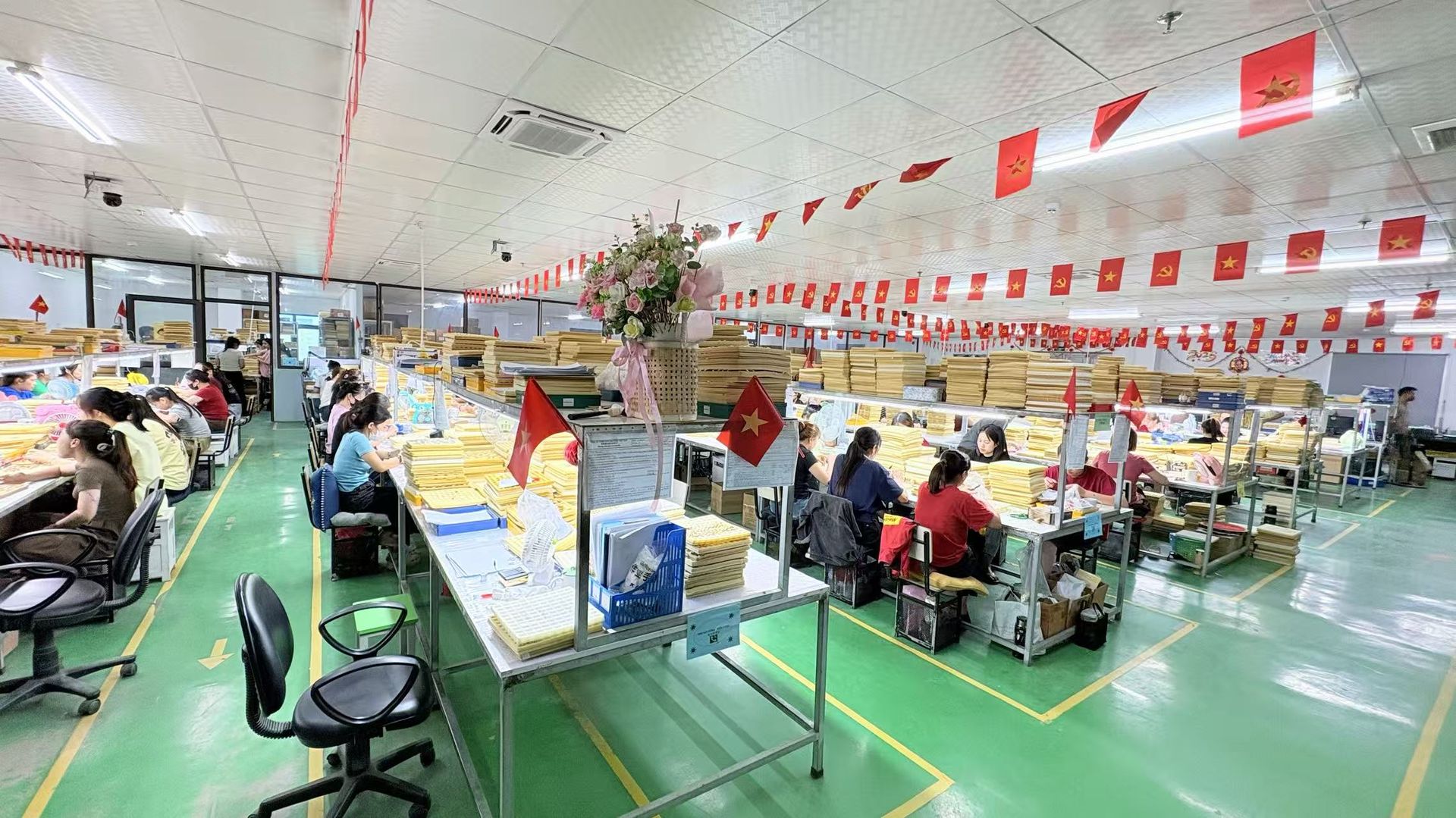 inyi Jewelry Vietnam Factory production line showing skilled workers manufacturing wholesale jewelry and custom B2B pieces.