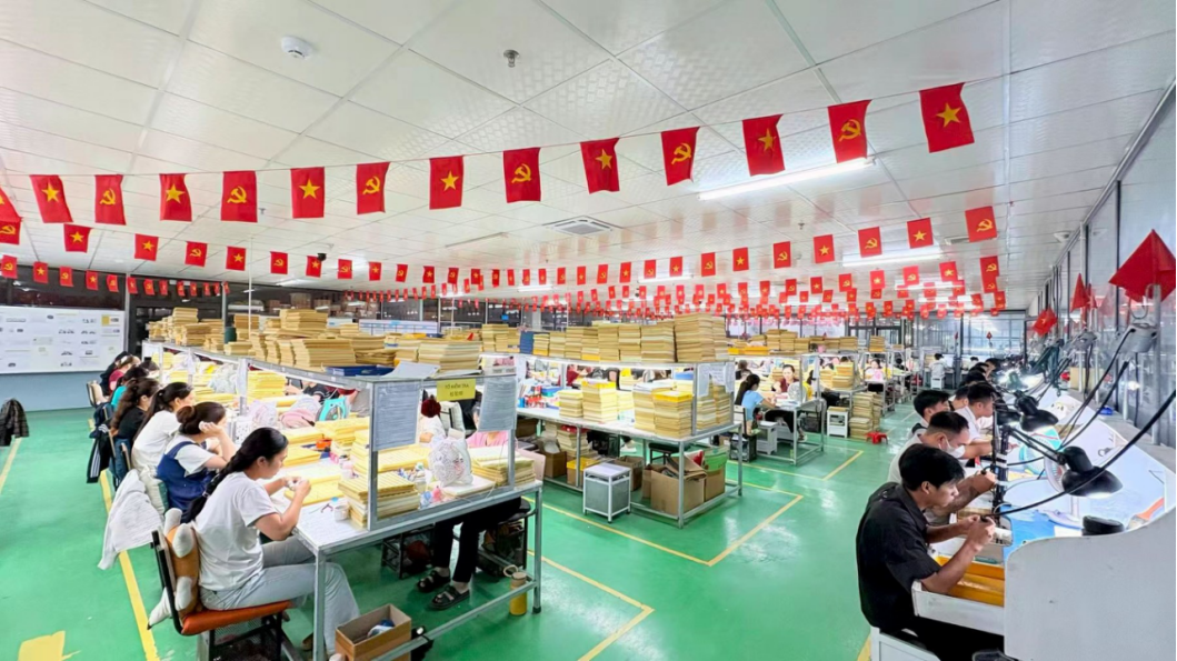 Large JINYI jewelry workshop showing long production lines and high-volume manufacturing capacity