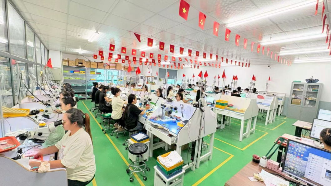 JINYI jewelry factory precision workstations with skilled production teams and specialized equipment
