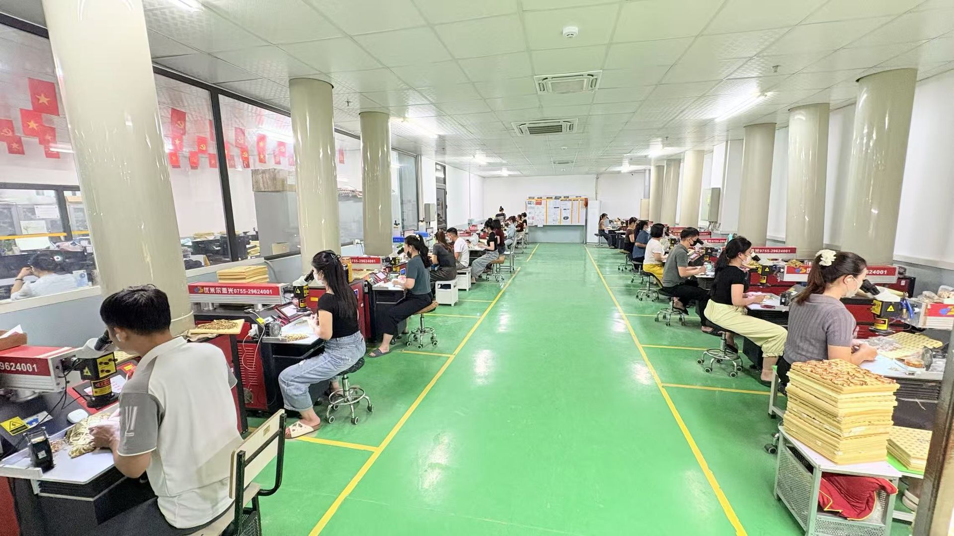 Jewelry Factory Production Line with Skilled Technicians in Workshop