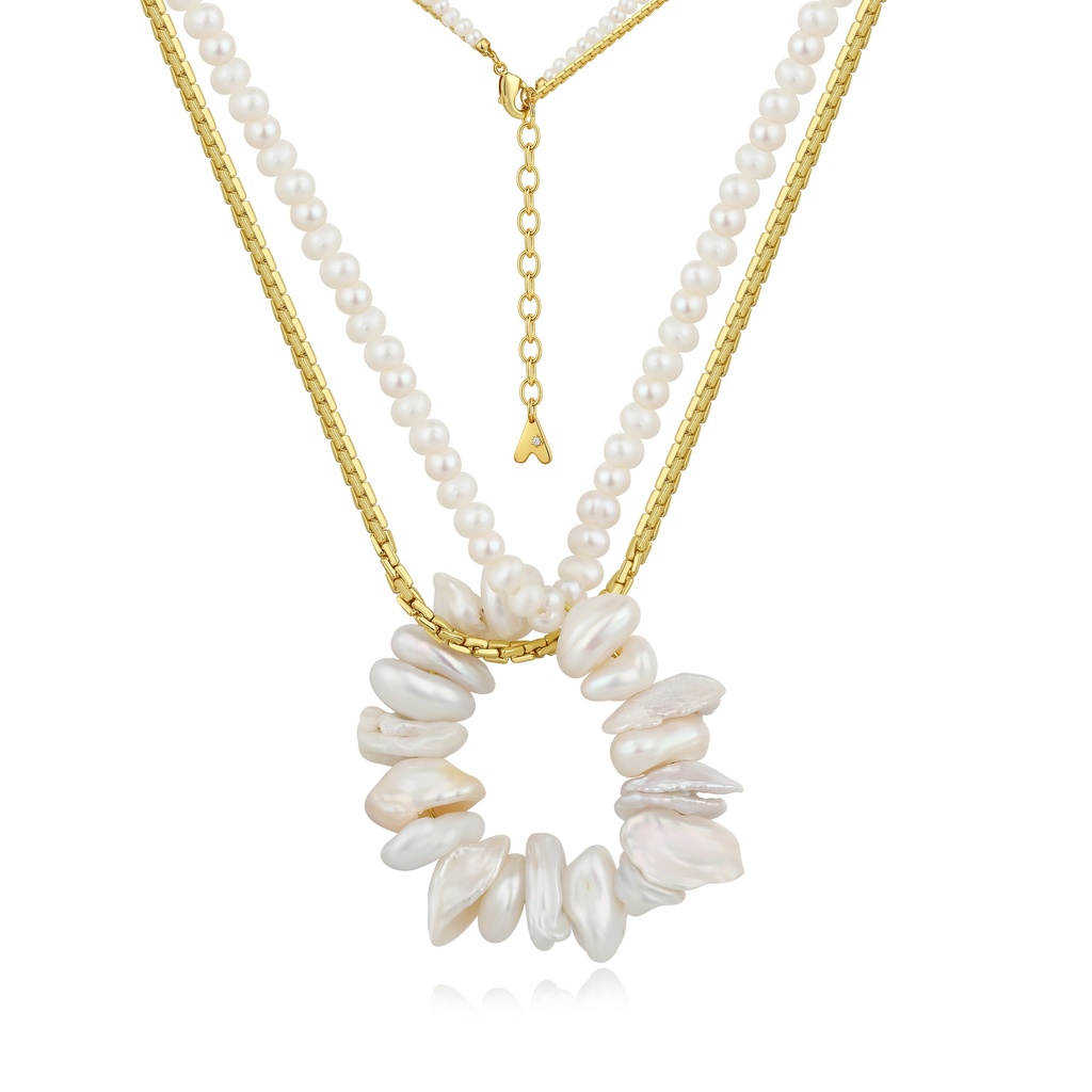 Elegant layered necklace with pearls and gold shell pendant