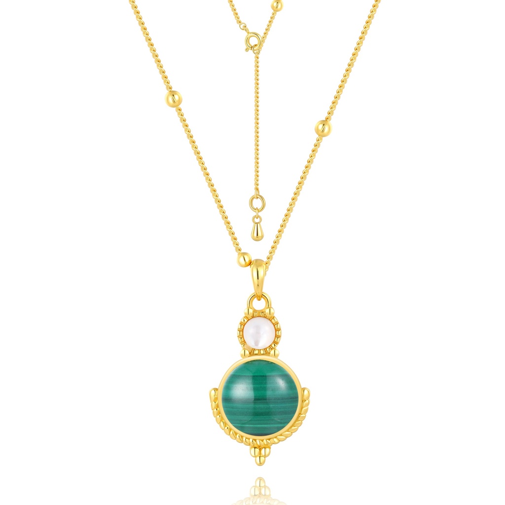 Vintage-inspired necklace with green malachite and luminous pearl accent